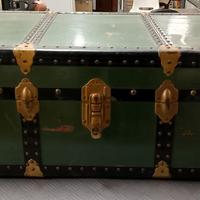 Baule verde vintage con maniglie in metallo 