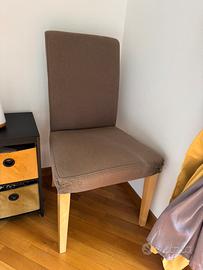 Sedia con struttura in legno e tessuto tortora