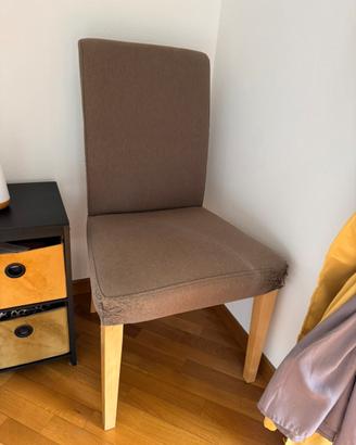 Sedia con struttura in legno e tessuto tortora