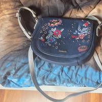 Borsa a tracolla Desigual in denim ricamato 