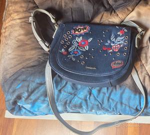 Borsa a tracolla Desigual in denim ricamato 