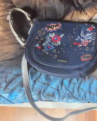 Borsa a tracolla Desigual in denim ricamato 