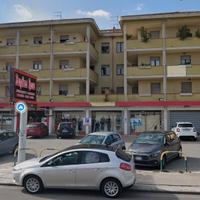 Locale commerciale con deposito e parcheggi