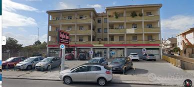 Locale commerciale con deposito e parcheggi