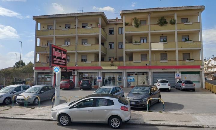 Locale commerciale con deposito e parcheggi