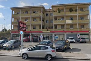 Locale commerciale con deposito e parcheggi