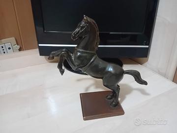 Statua Di Metallo Di Un Cavallo.Misure altezza 23