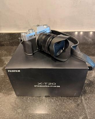 Fujifilm X-T20 con obiettivo 18-55mm e accessori