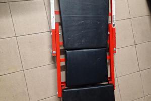 Carrello meccanico sotto auto