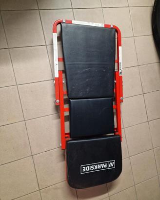 Carrello meccanico sotto auto