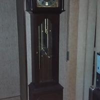 Orologio a colonna con pendolo