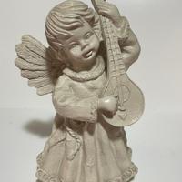 Statuetta di un angelo che suona