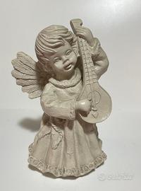 Statuetta di un angelo che suona