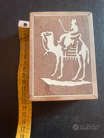 Contenitore in legno intagliato