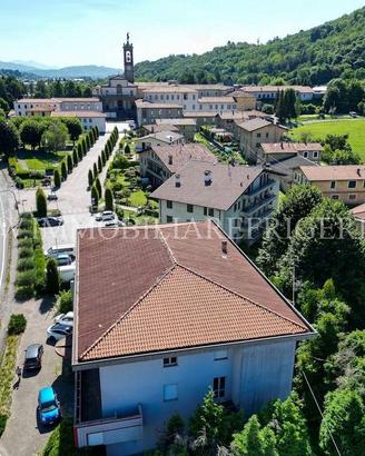 Immobile di 871 m² con 5 locali a Pontida