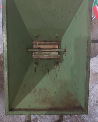 Torchio neccanico da 50 litri e pigiatrice