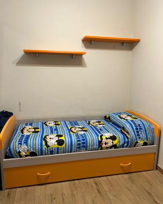 Cameretta con mensole lettini e cassettiera