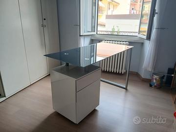 Scrivania con piano in vetro e cassettiera