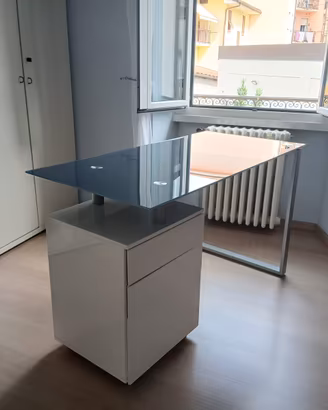 Scrivania con piano in vetro e cassettiera