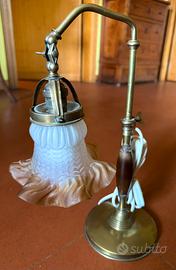 Lampada Art Nouveau in ottone e vetro