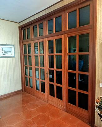 Parete Divisoria in Legno e Vetro con Porta Doppia