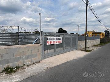 Lotto di terreno con container