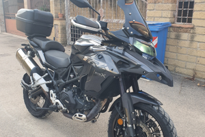 Benelli TRK 502x con targa Polacca