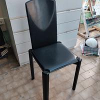 sedie usate , in legno, rivestite di cuoio