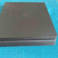 PlayStation 4 con tre controller e tre giochi