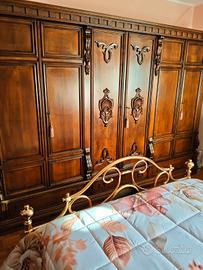 Armadio e letto matrimoniale in ottone