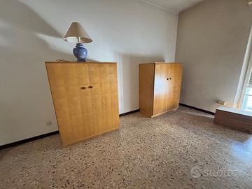 Coppia di armadi  in frassino con tavolino
