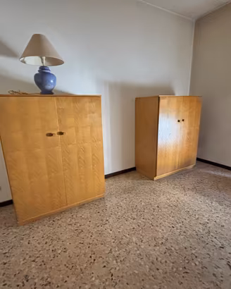 Coppia di armadi  in frassino con tavolino