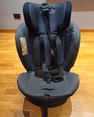 seggiolino auto grigio girevole