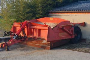 Livella laser e scraper trattore