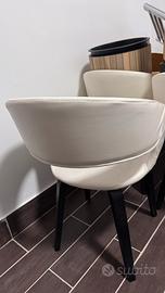 3 sedie bianche con pie nero