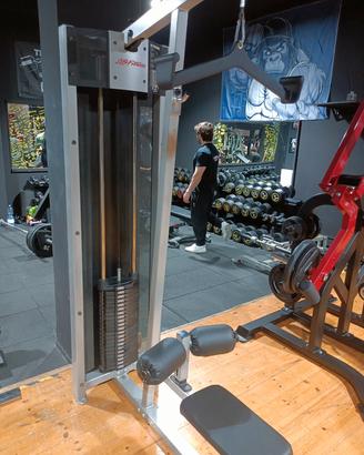 Lat Machine Life fitness 
