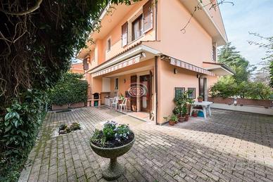 Villa di 209 m² con più di 5 locali e box auto a C
