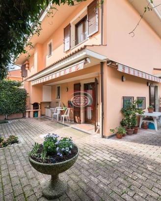 Villa di 209 m² con più di 5 locali e box auto a C
