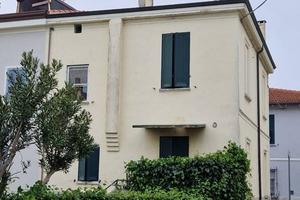 Casa indipendente di 180 m² con 5 locali e box aut