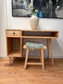 Scrivania in legno con sgabello