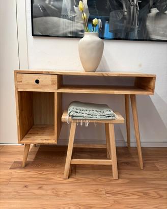 Scrivania in legno con sgabello