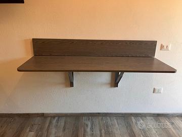 minicucina completa e tavolo a scomparsa