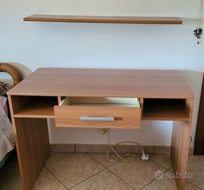 Scrivania con cassetto e mensola – 49 €