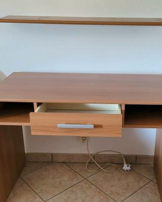 Scrivania con cassetto e mensola – 49 €