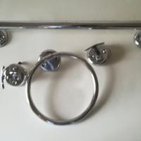 Set appendiasciugamani e appendiabiti da bagno