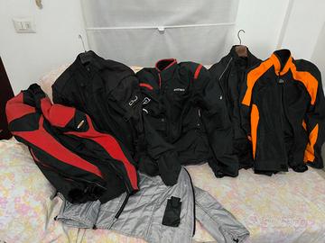 Giubbini, pantaloni e guanti moto.