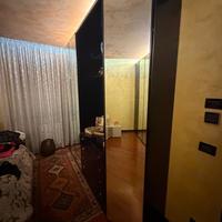 2 ARMADI DA CAMERA IN LEGNO LACCATO E SPECCHI