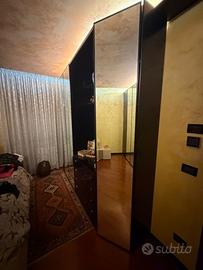 2 ARMADI DA CAMERA IN LEGNO LACCATO E SPECCHI