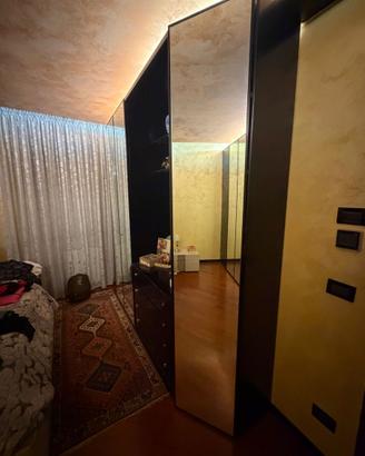 2 ARMADI DA CAMERA IN LEGNO LACCATO E SPECCHI