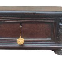 Piccola cassapanca barocca emiliana in noce